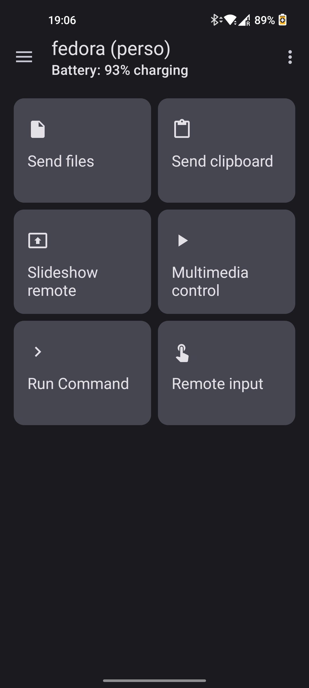 KDE Connect en Android montrante kelkajn funkciojn "sendi dosierojn", "multmedia stiro", "sendi tondujon"