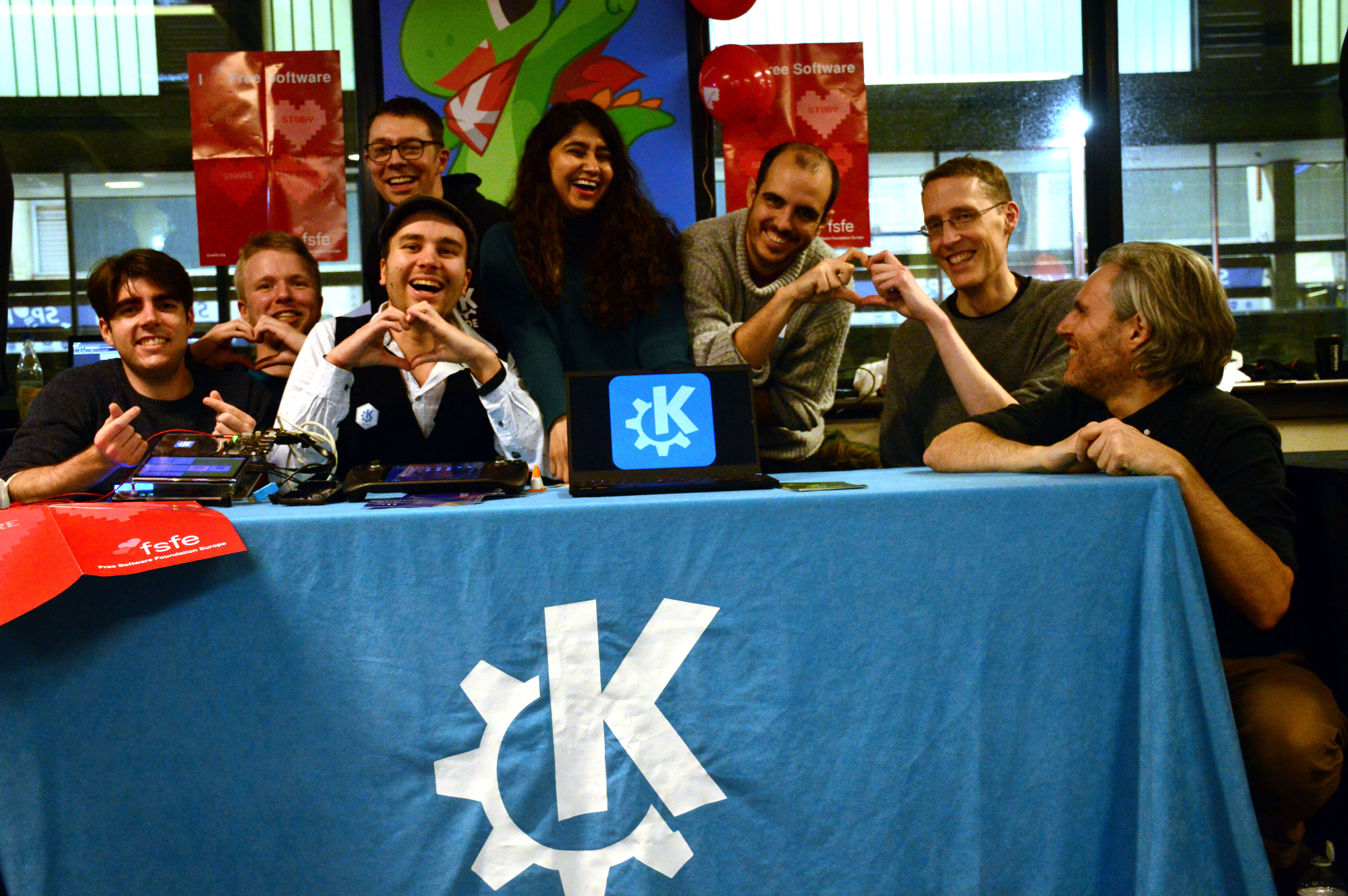 El equipo de KDE expresando su ❤ por el Software Libre