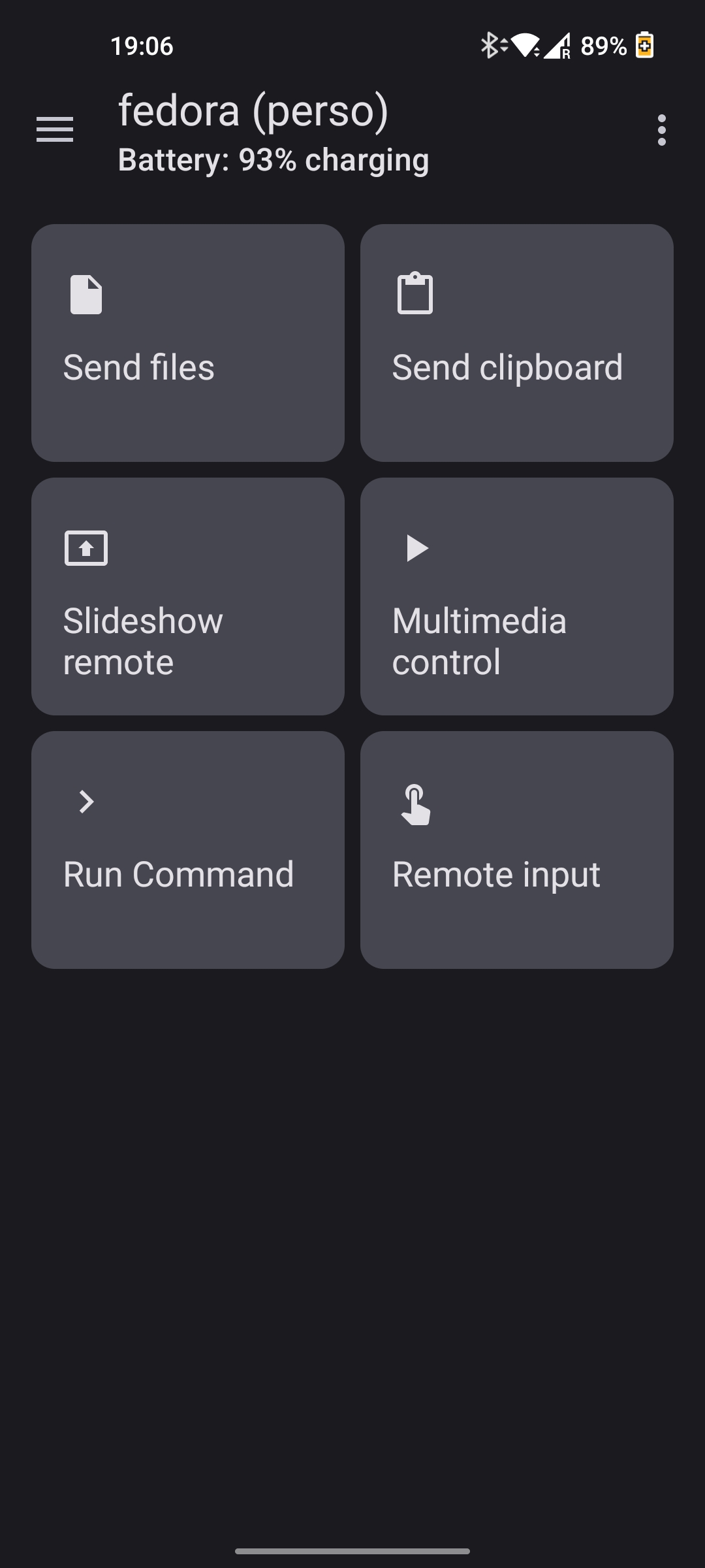 KDE Connect 正在安卓系统上展示其部分一些功能，如“发送文件”、“多媒体控制”、“发送剪贴板”